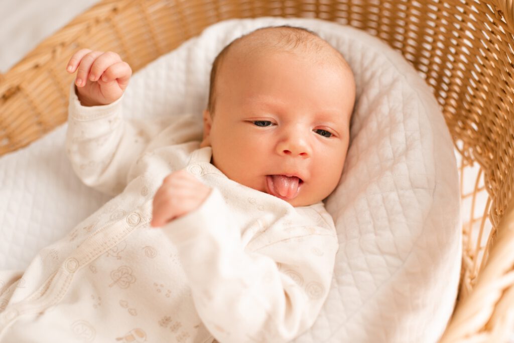 Baby mit verkürztem Zungenband
